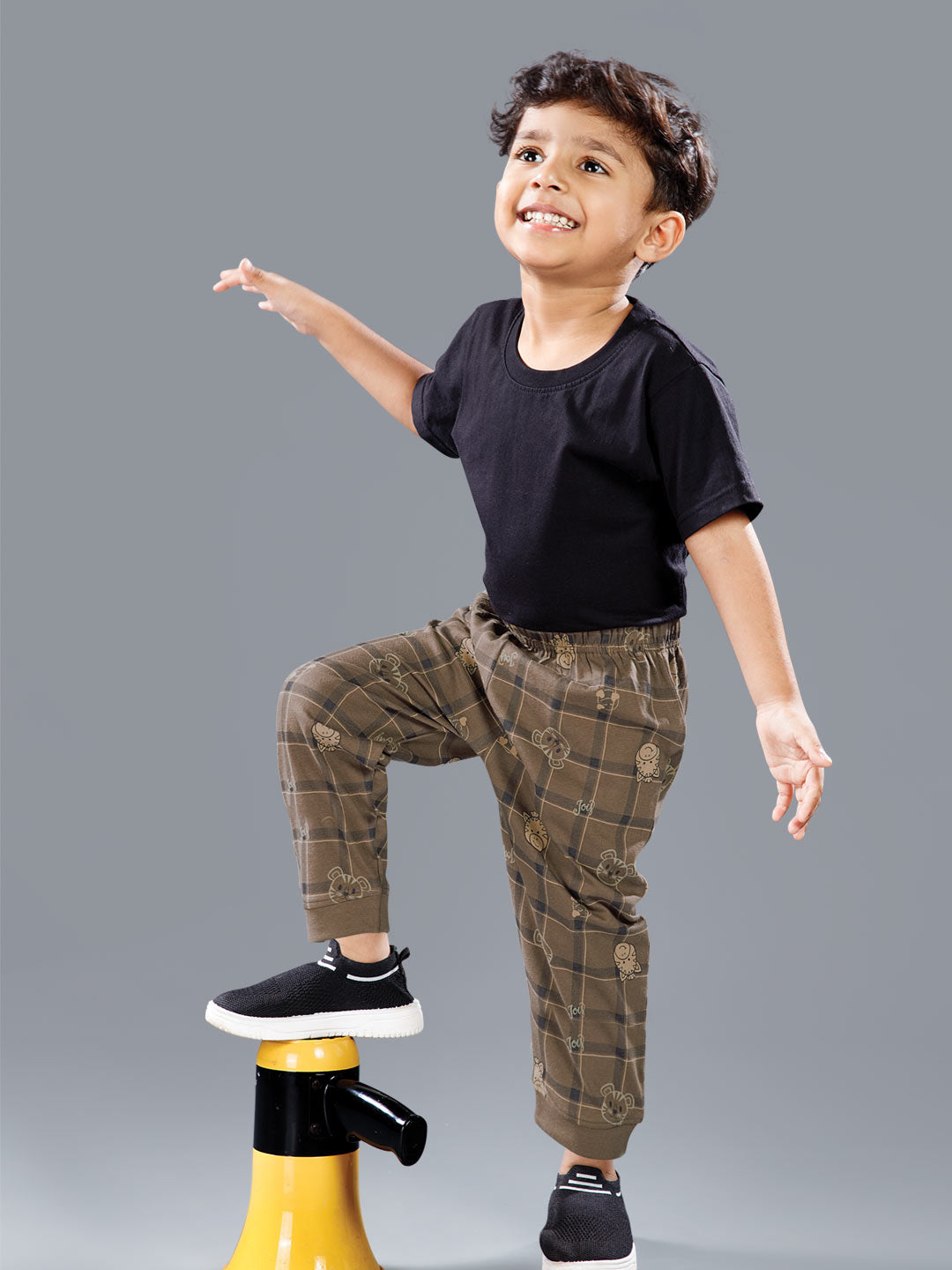 koko printed full pant for boys color judge grey