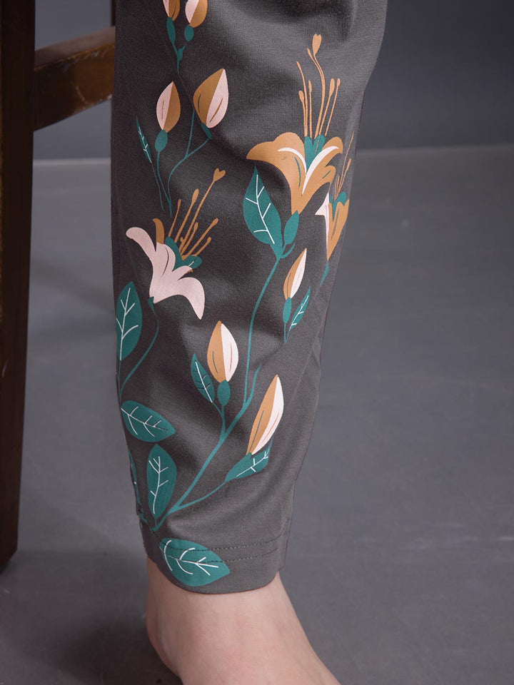 Leggings with floral pattern on a dark background